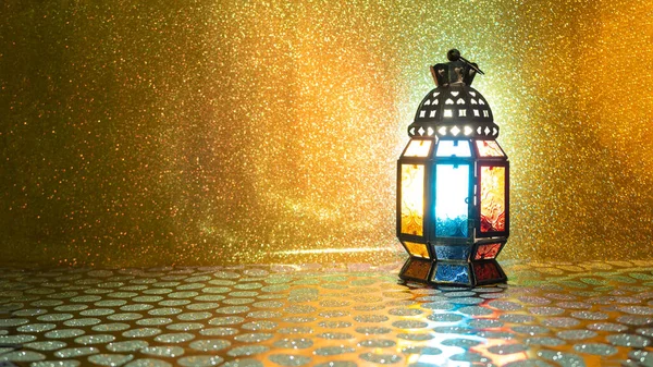 表面にカラフルなヴィンテージ柄の床に輝くイスラム教徒のスタイルの提灯にろうそくの光の蓋 ラマダーンカレームバラの挨拶として使用 — ストック写真