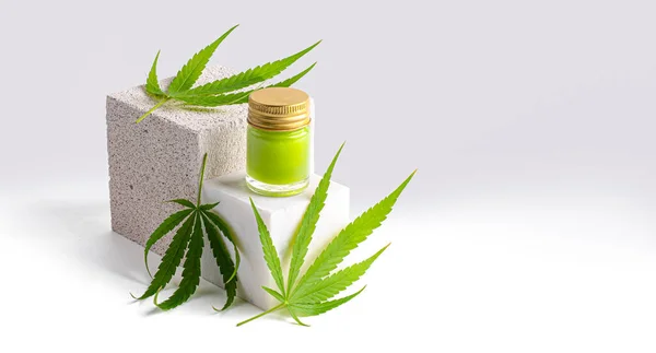 近照拍摄新鲜绿色大麻矿石大麻植物 用于药草和科学实验 — 图库照片