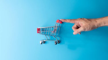Boş alanla dolu bir süpermarket arabası. Mal satışı için. konsept, ticaret ve ticaret, ya da online alışveriş.