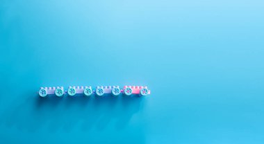 Cyan arka planda, yüksek açılı, üst açılı plastik renkli bir oyuncak trenini kapatmak kolay olabilir. Metinler ve semboller.