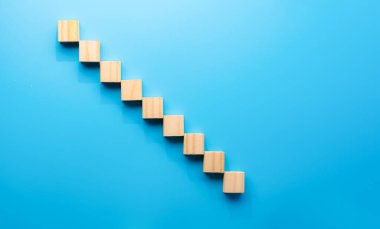 Cyan arka planındaki tahta blokların konsept tasarımı - virüs, terör, finans ve diğerleri hakkında metin ve simgeler eklemek kolay