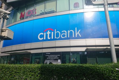Bangkok, Tayland 3 Ocak 2022 'de, Citibank Tayland' da bir milyondan fazla müşteriye hizmet veren mavi ekran üzerindeki şehir bankası logosu Citibank 'ın Tayland' daki en büyük yabancı banka olduğunu gösteriyor.