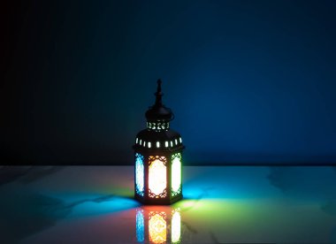 Ramazan 'da Müslüman orucunun bile kullanılmaya hazır olduğu geleneksel tarzda renkli parlak fener.