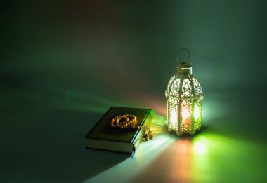Müslümanların kutsal kitabı Kuran 'a geleneksel bir şekilde parlayan renkli parlak fener, ramazan gecesinde oruç bile tutuyorlar.