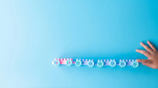Feche Trem Brinquedo Colorido Plástico Fundo Ciano Alto Ângulo Vista — Fotografia de Stock