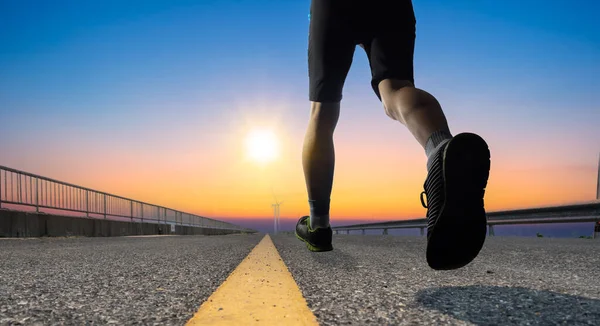 Ein Mann Als Athlet Hochgeschwindigkeitslauf Auf Dem Weg Zum Sonnenaufgang — Stockfoto