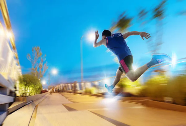 Ein Mann Als Athlet Hochgeschwindigkeitslauf Auf Dem Weg Zum Licht — Stockfoto