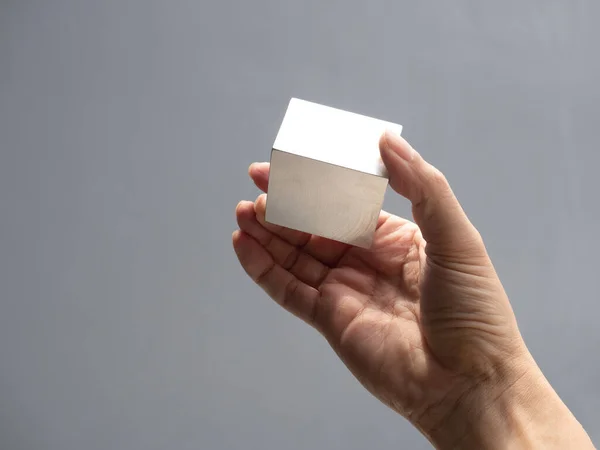 Cube Métallique Réfléchissant Luisant Lumière Sur Main Humaine Formes Géométriques — Photo