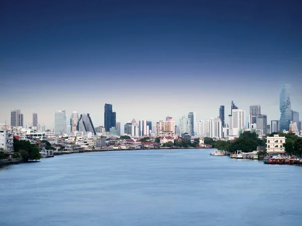 Lado Rio Muitos Edifícios Paisagem Cidade Mostrando Torres Escritório Acidentes — Fotografia de Stock