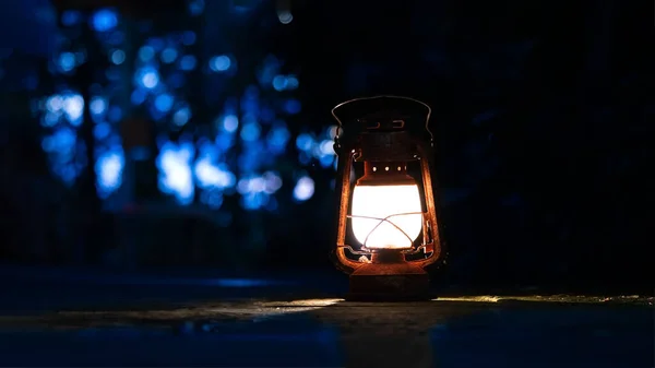 Tampas Lanterna Vintage Noite Escura Fundo Borrão — Fotografia de Stock