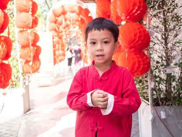 Ett Lyckligt Barn Traditionell Klänning Framför Kinesisk Nyårsfestival — Stockfoto