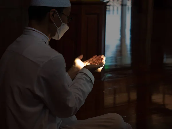 Homem Muçulmano Com Vestido Branco Totalmente Tradicional Orando Por Alá — Fotografia de Stock