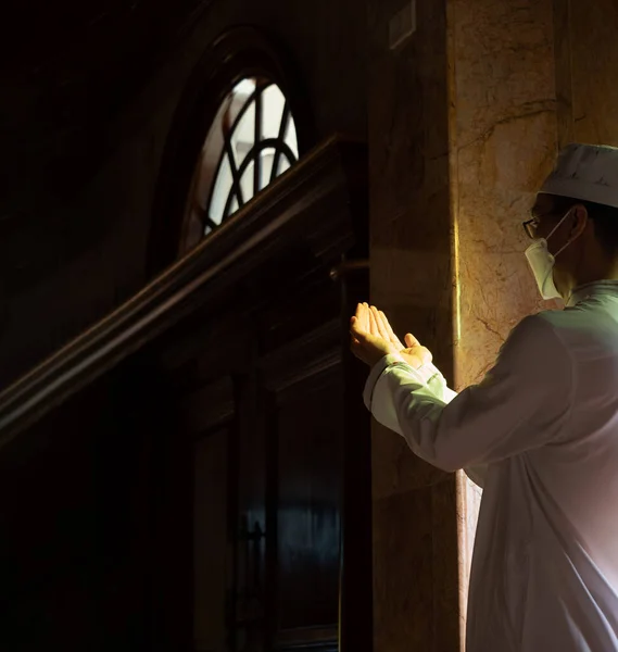 Homem Muçulmano Com Vestido Branco Totalmente Tradicional Orando Por Alá — Fotografia de Stock