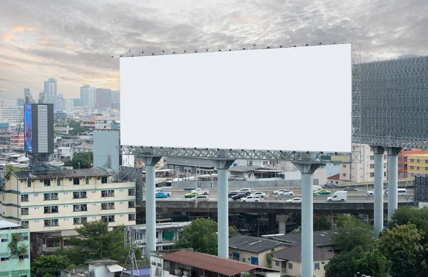 Şehir Arka Planında Boş Beyaz Reklam Panosu Sabah Gökyüzünde — Stok fotoğraf