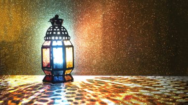 Mum renkli vintage desen yüzeyi ile katta parlayan Müslüman stilin fener üzerinde hafif kapakları, tebrik Ramazan kareem Tarih olarak kullanmak mübarek