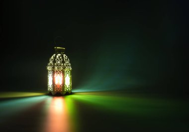 Mum renkli vintage desen yüzeyi ile katta parlayan Müslüman stilin fener üzerinde hafif kapakları, tebrik Ramazan kareem Tarih olarak kullanmak mübarek