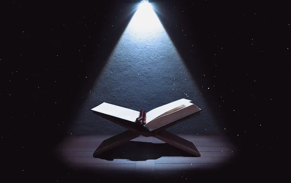 Alcorão Kuran Livro Sagrado Islâmico Fundo Escuro Com Rosário Bea — Fotografia de Stock