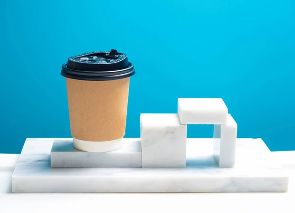 Varm Kaffepapper Kopp Arrangeras Marmor Blocket Utrustning För Varmt Kaffe — Stockfoto