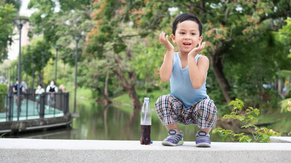 Asiatisk Pojke Spelar Utomhus Aktivitet Med Upphetsad Något Nytt Lära — Stockfoto