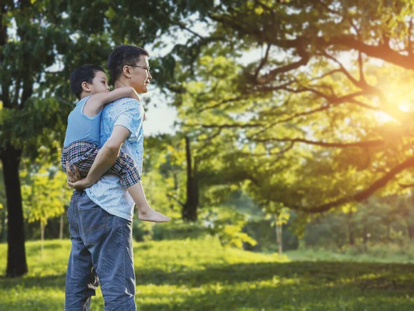 Pojke Håller Längre Axel Med Upphetsad Något Nytt Pappa Och — Stockfoto