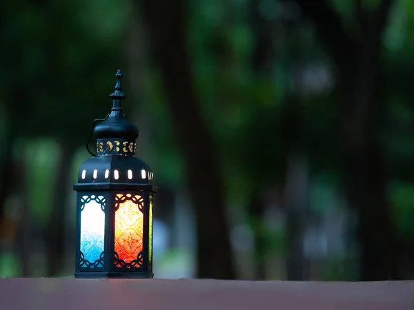 蜡烛光盖上穆斯林风情灯笼在地板上闪耀着炫彩复古花纹在表面上 使用作为问候在斋月穆巴拉克 — 图库照片