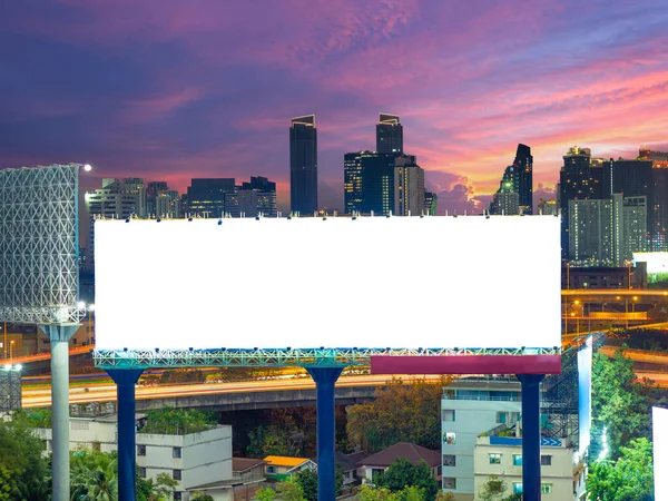 Puste Reklamy Bilboard Zainstalowany Zewnątrz Tle Nocy Miasta — Zdjęcie stockowe