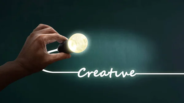 Menschliche Hand Hält Eine Glühbirne Die Dunkeln Wächst Kreativen Ideentext — Stockfoto