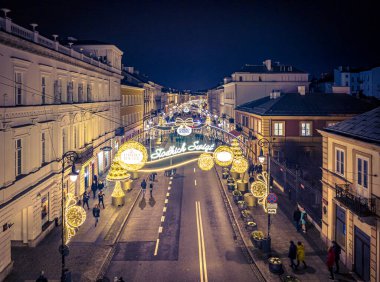 Varşova, noel aydınlatması Nowy wiat