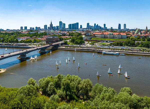 Varşova Polonya Şehrin Havadan Görünüşü Vistula Nehri Üzerindeki Yelkenli Yarışı — Stok fotoğraf