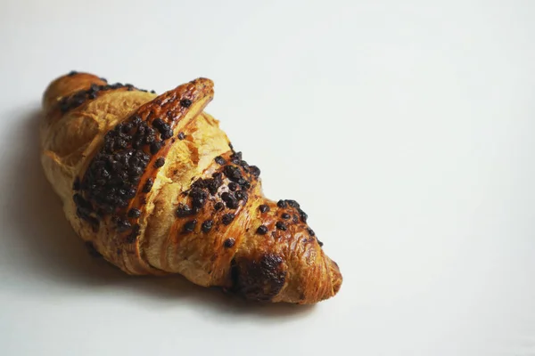 Smaklig Gyllene Croissant Vit Bakgrund — Stockfoto