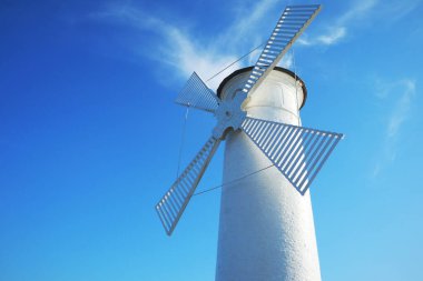  Mavi gökyüzü arka plan üzerinde eski yeldeğirmeni               