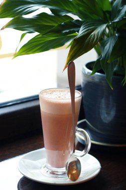 Lezzetli kahveli latte. Yakın çekim.               