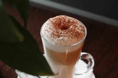 Lezzetli kahveli latte. Yakın çekim.               