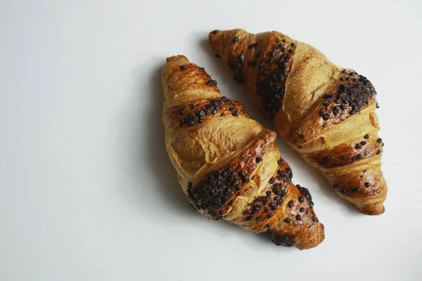 Beyaz arka planda lezzetli altın kruvasan        