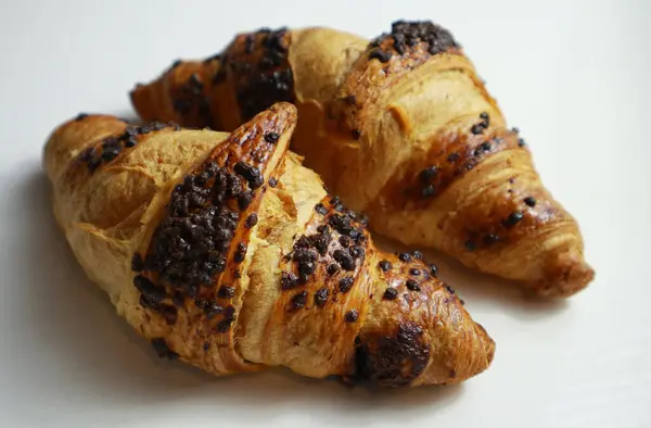 Beyaz arka planda lezzetli altın kruvasan        