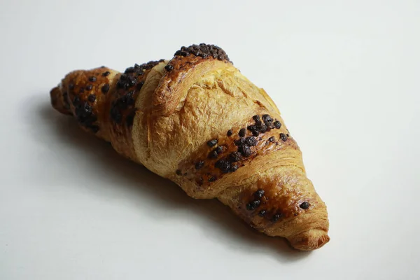 Beyaz arka planda lezzetli altın kruvasan        