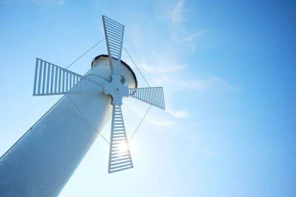  Mavi gökyüzü arka plan üzerinde eski yeldeğirmeni               