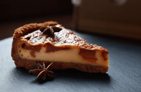 Peynir kremalı ve baharatlı lezzetli turta.