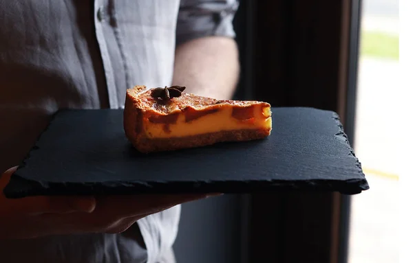 Peynir kremalı ve baharatlı lezzetli turta.