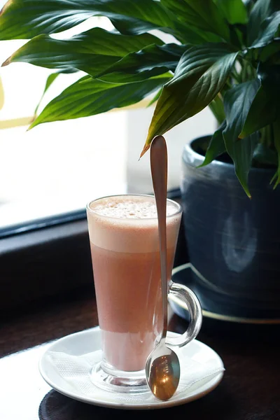 Lezzetli kahveli latte. Yakın çekim.               