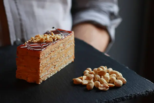 Tabağında fıstık olan lezzetli bir pasta, kapat.  