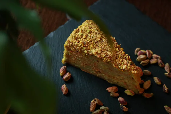 Pastayı tabağa koy, kapat.  