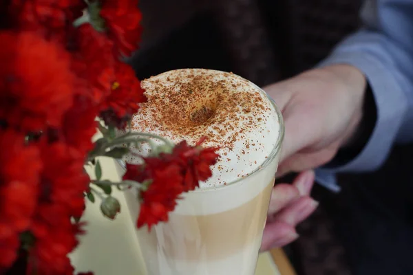 Lezzetli kahveli latte. Yakın çekim.               