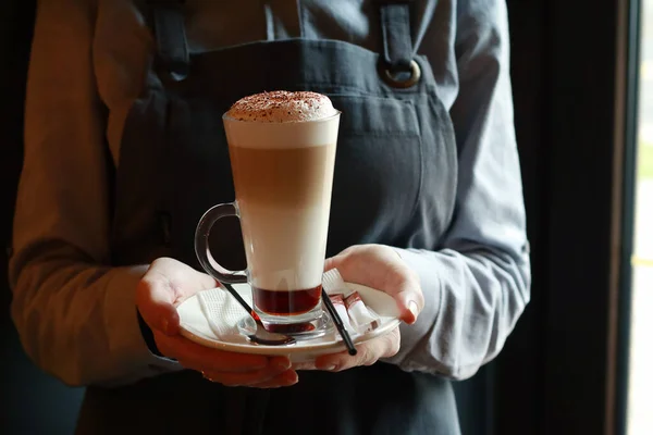 Lezzetli kahveli latte, garsonların elinde.               