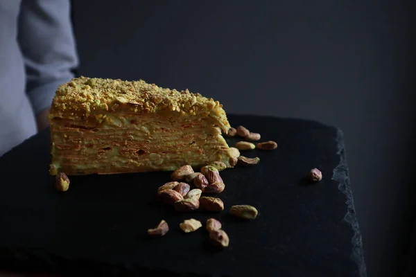 Pastayı tabağa koy, kapat.  