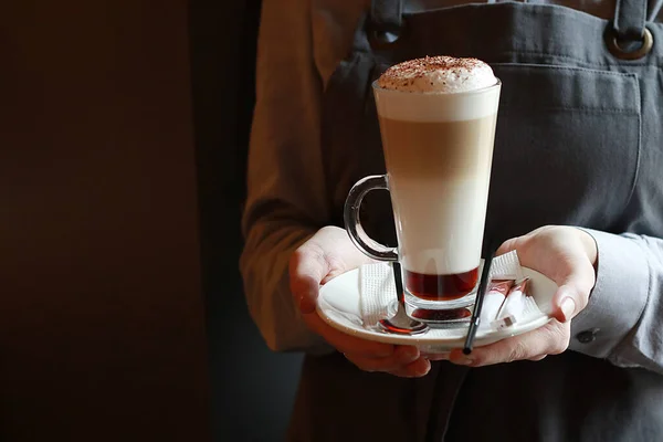 Lezzetli kahve, garsonların elinde. Kapatın.               