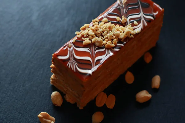 Tabağında fıstık olan lezzetli bir pasta, kapat.  