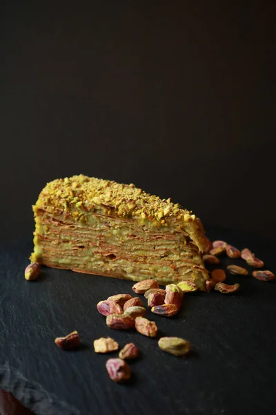 Pastayı tabağa koy, kapat.  