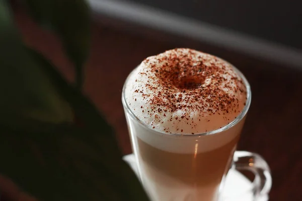 Lezzetli kahveli latte. Yakın çekim.               