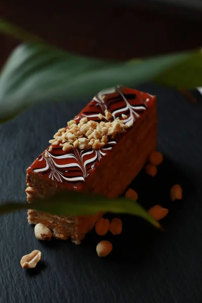 Tabağında fıstık olan lezzetli bir pasta, kapat.  